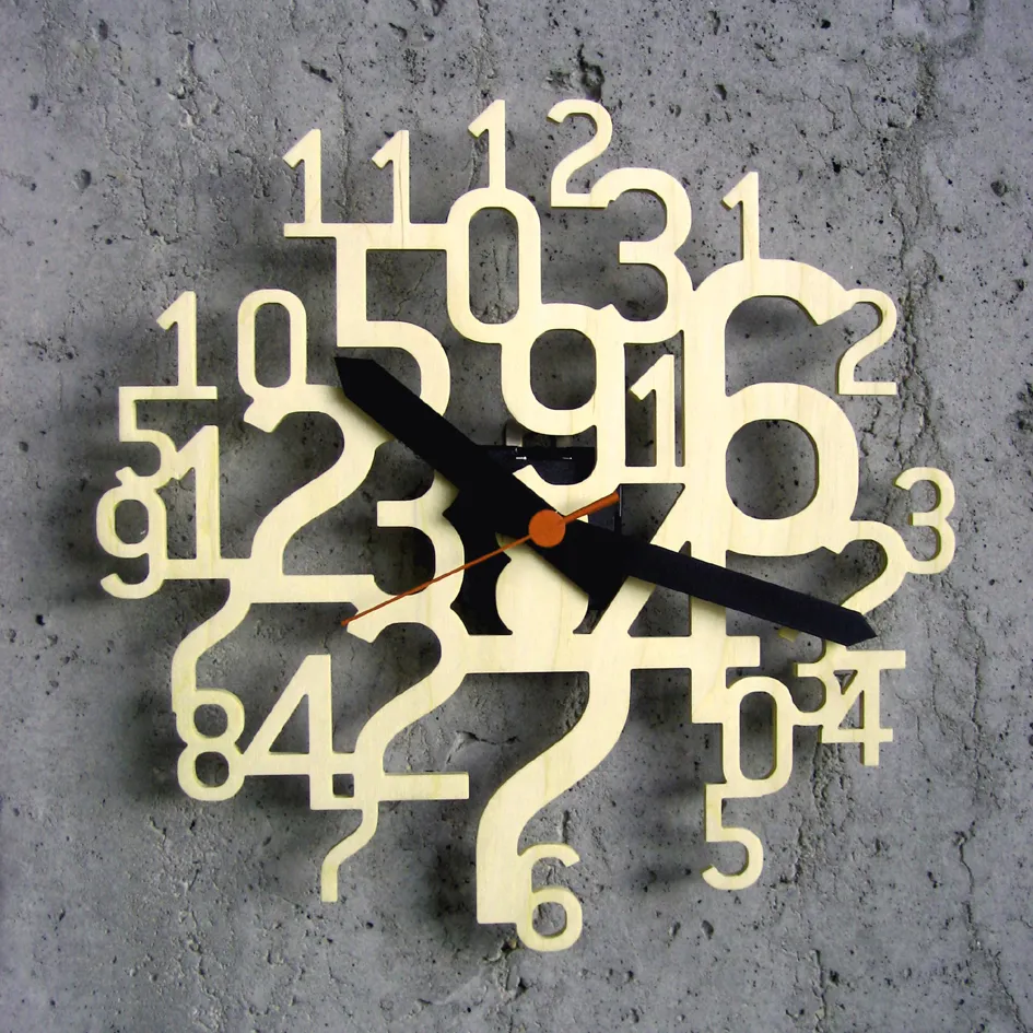 UHRZAHL, horloge en bois par Christos Vittoratos — photo 1