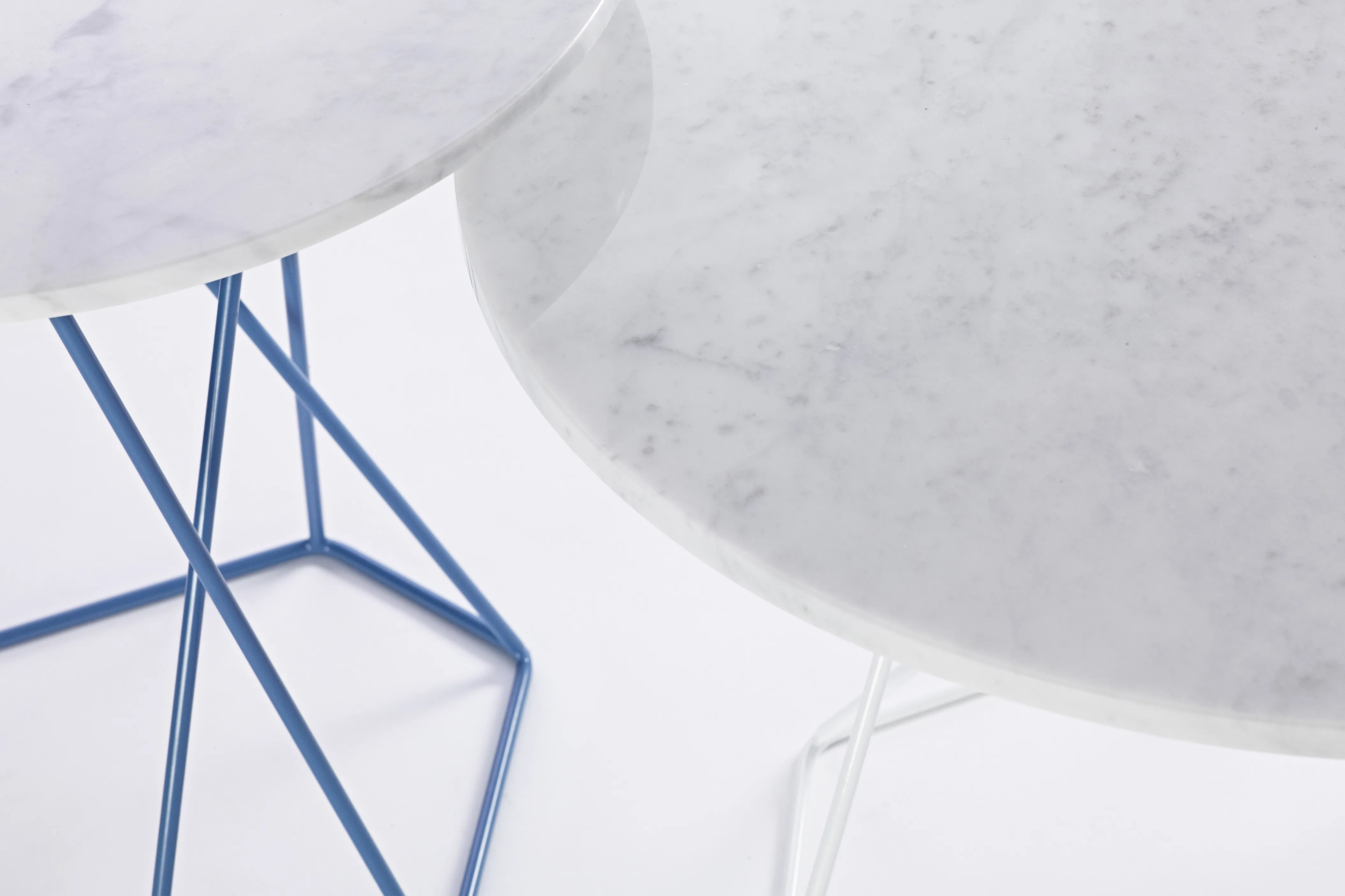 Table Asymmetry par Ross Gardam — photo 1