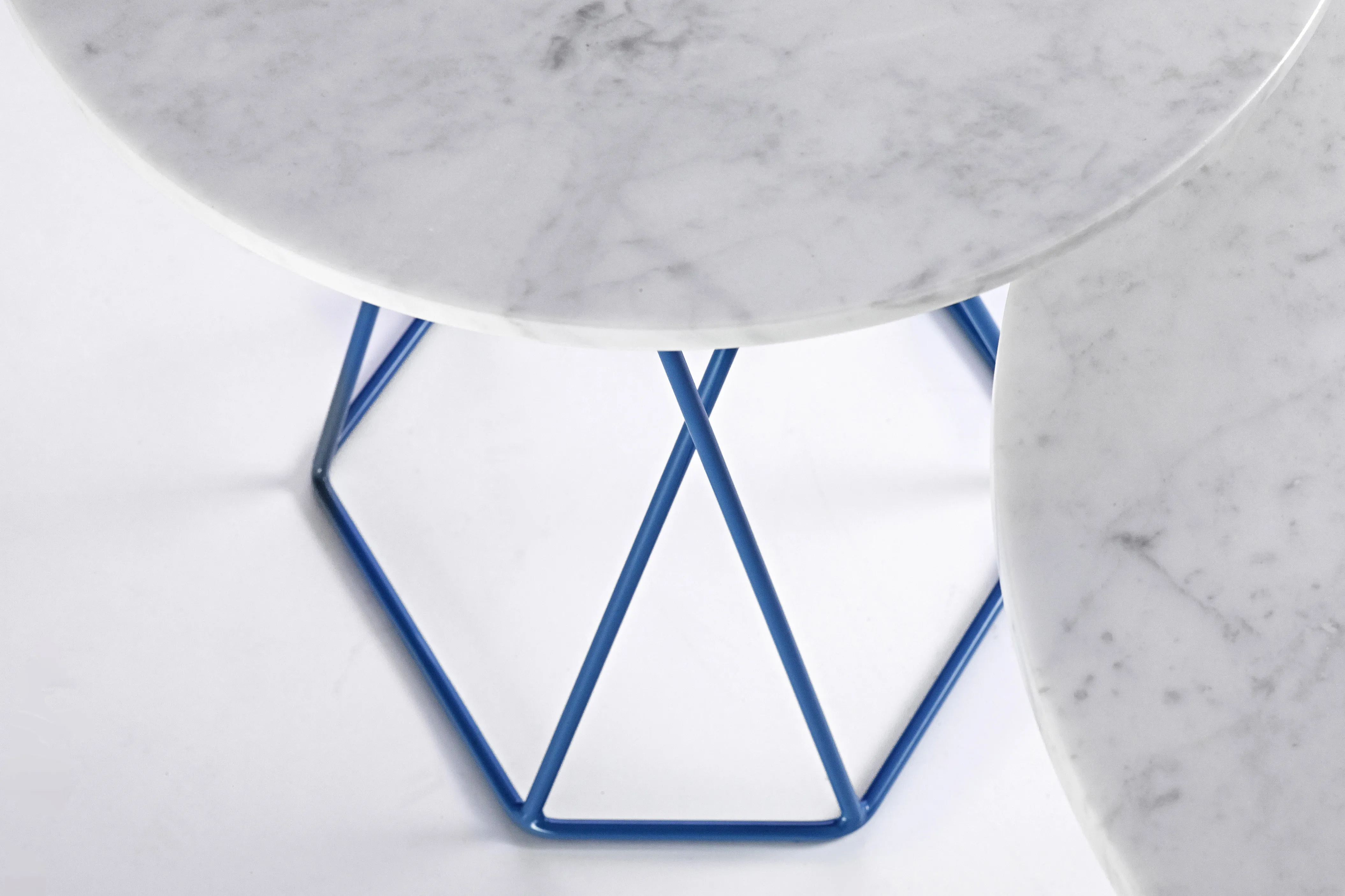Table Asymmetry par Ross Gardam — photo 6