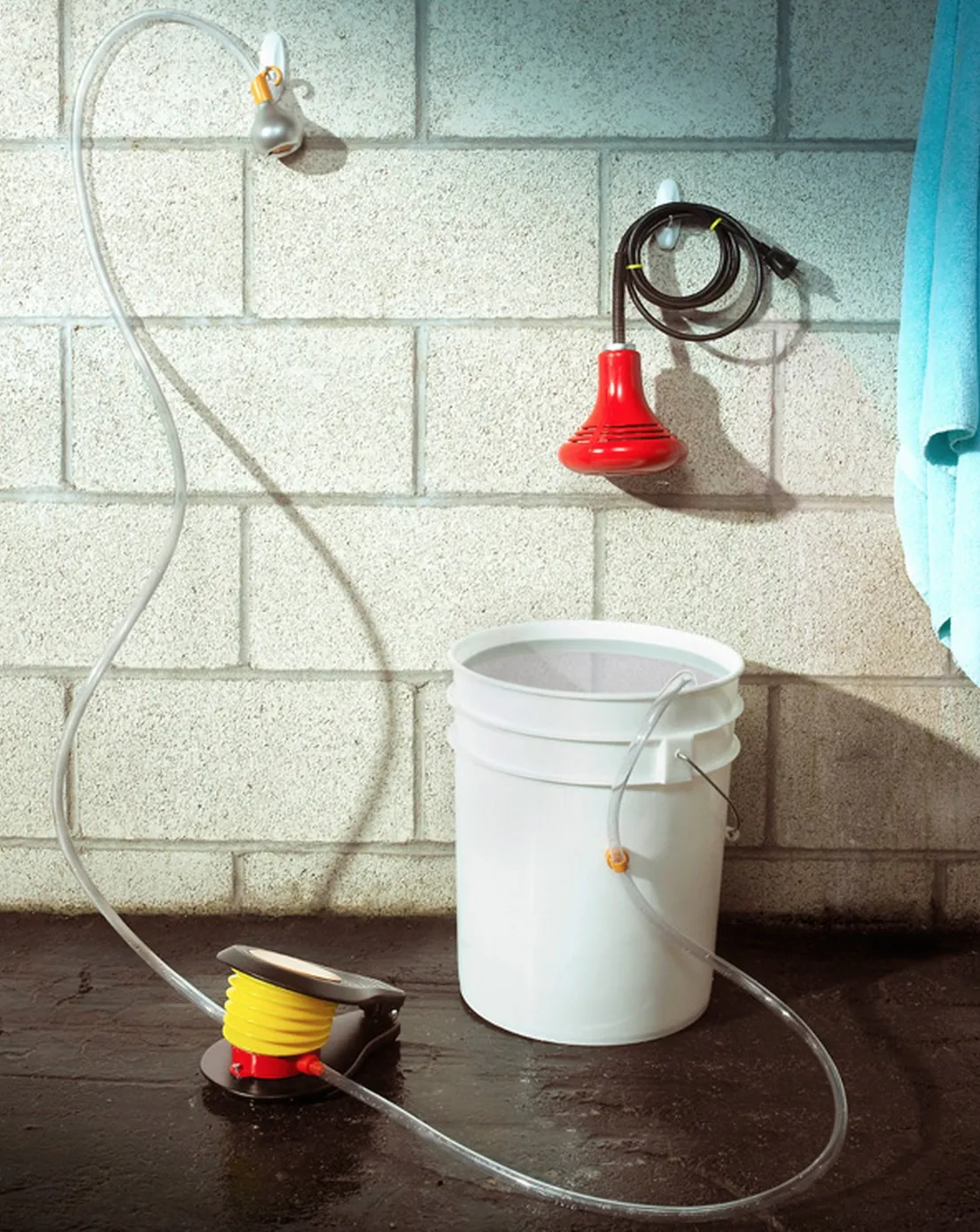 Douche Calientamigos par Tianyi Sun, Della Tosin et Kevin Chang — photo 1