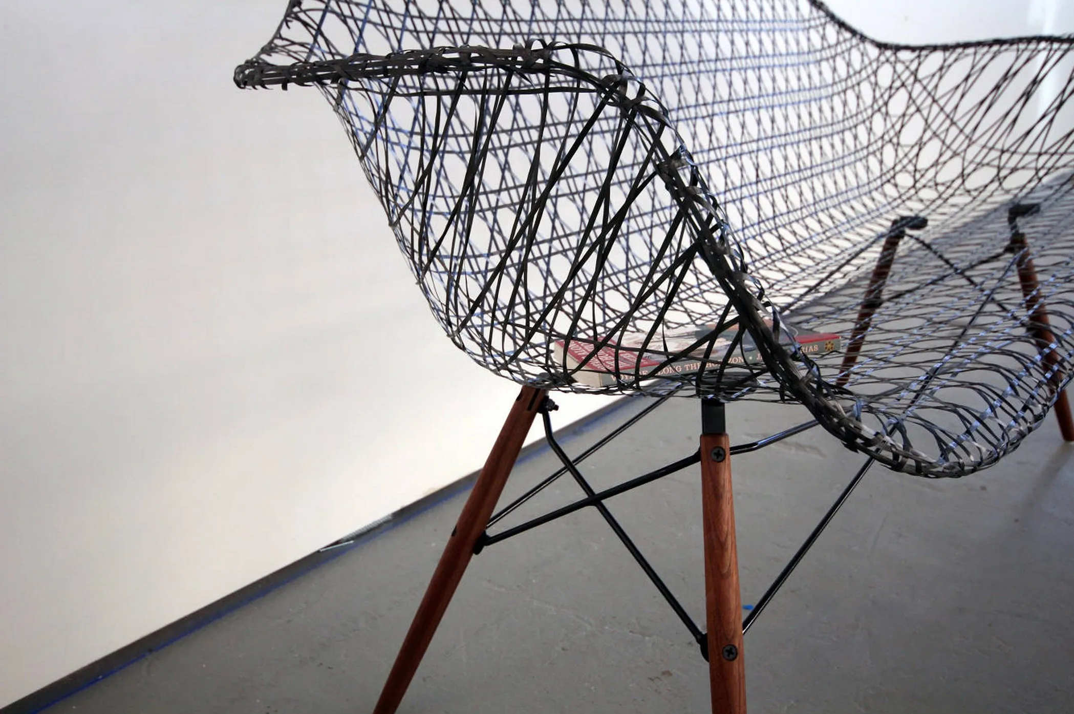 Carbon Fiber Eames Sofa par Matthew Strong — photo 3