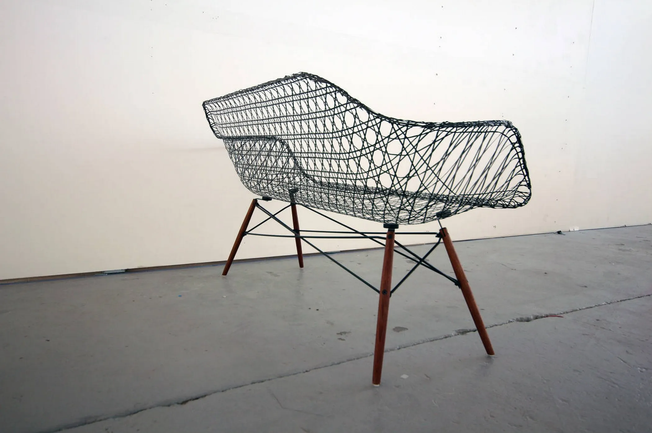 Carbon Fiber Eames Sofa par Matthew Strong — photo 2