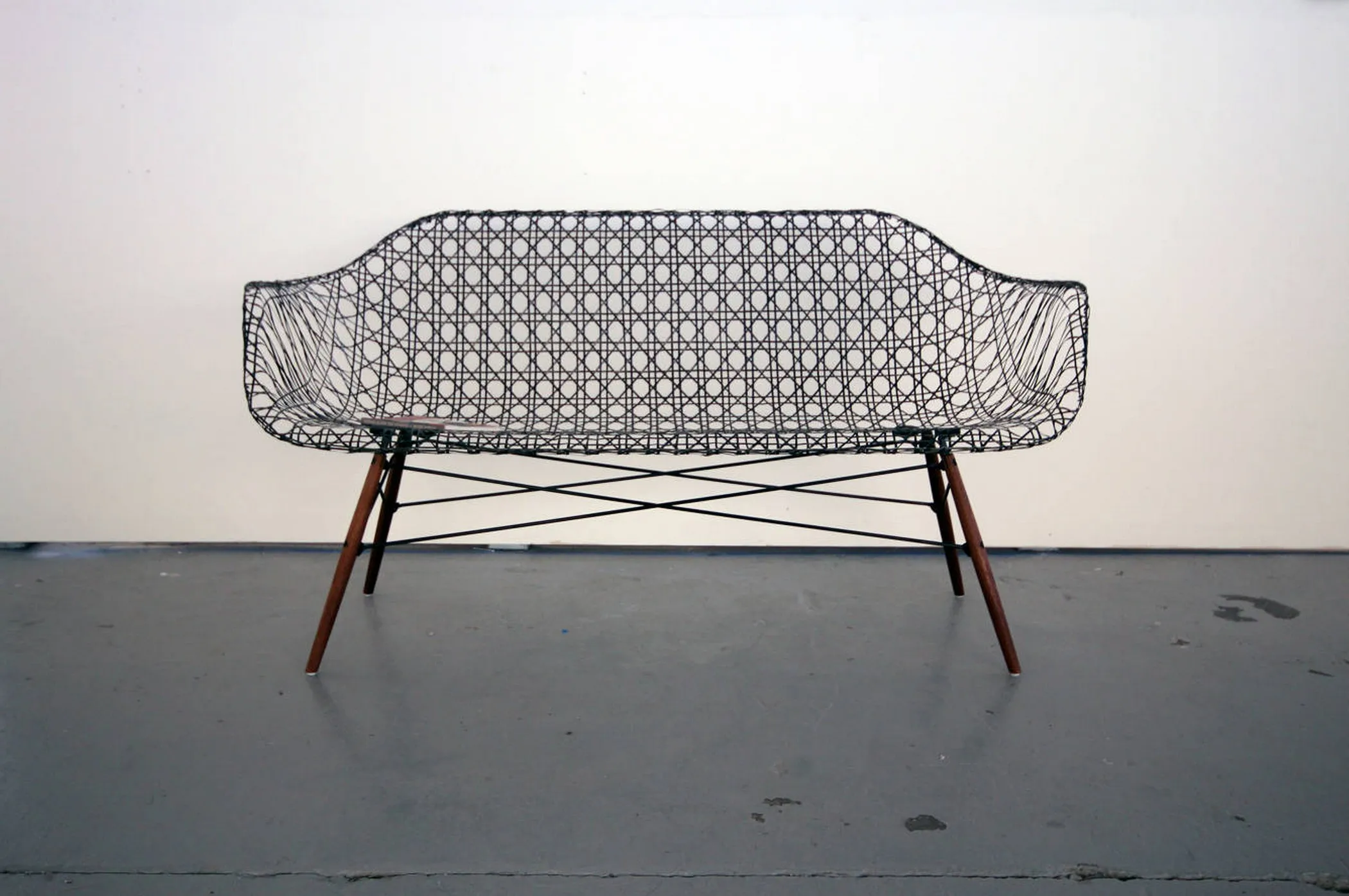 Carbon Fiber Eames Sofa par Matthew Strong — photo 1