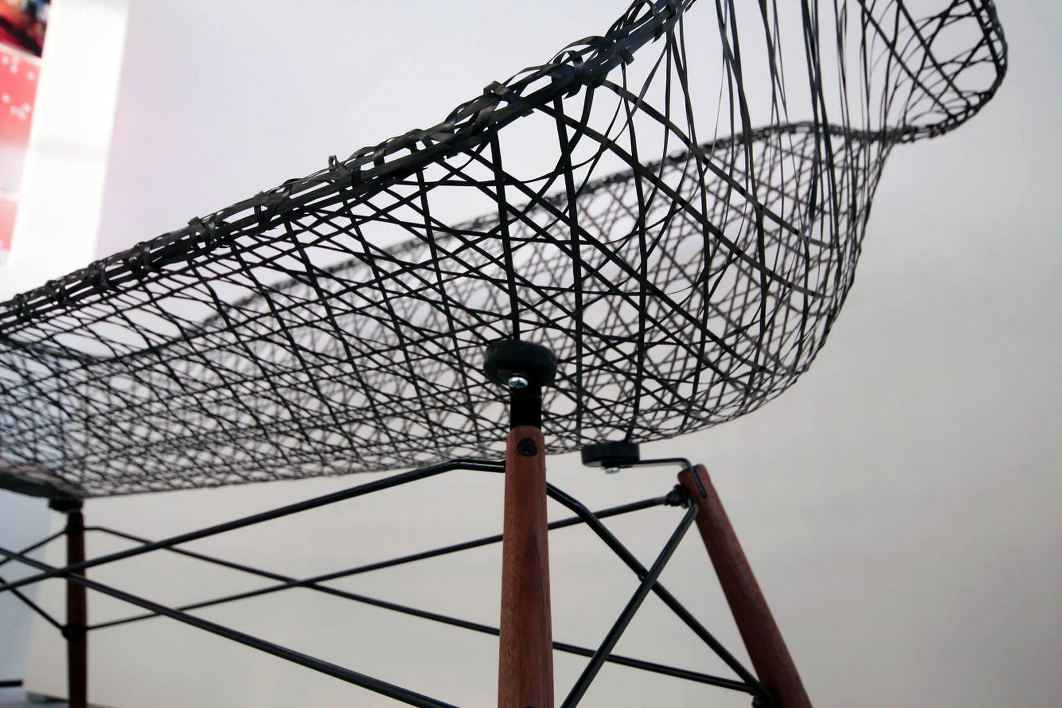 Carbon Fiber Eames Sofa par Matthew Strong — photo 4