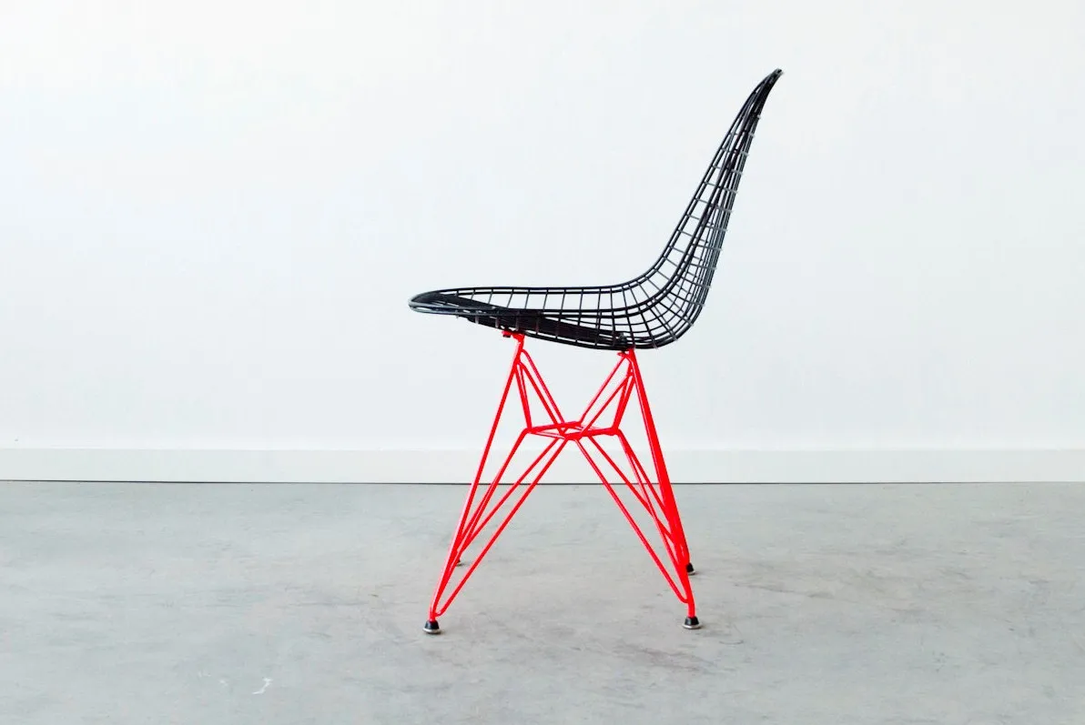 EAMES DKR personnalisé noir mat sur Base de Eiffel Marfa rouge — photo 1