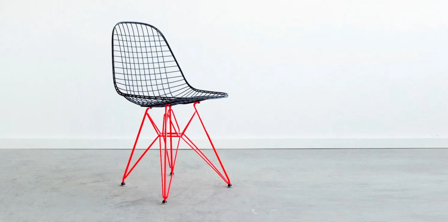 EAMES DKR personnalisé noir mat sur Base de Eiffel Marfa rouge — photo 2