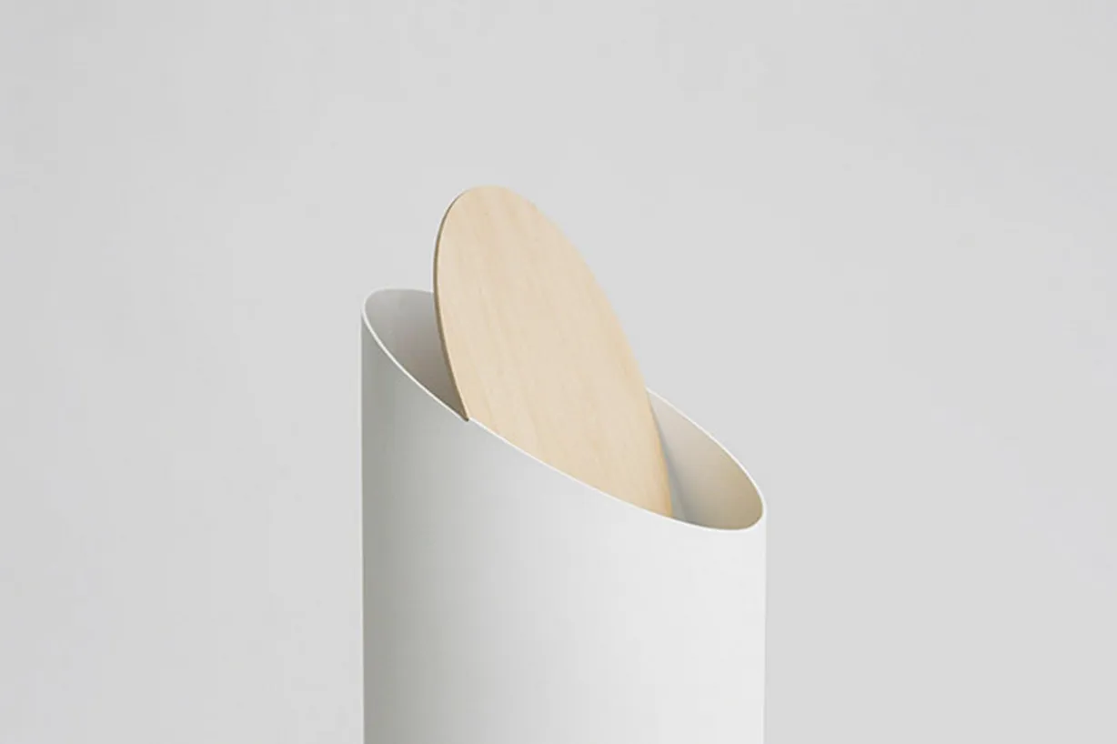 Swing Bin, une poubelle minimaliste par Shigeichiro Takeuchi — photo 3