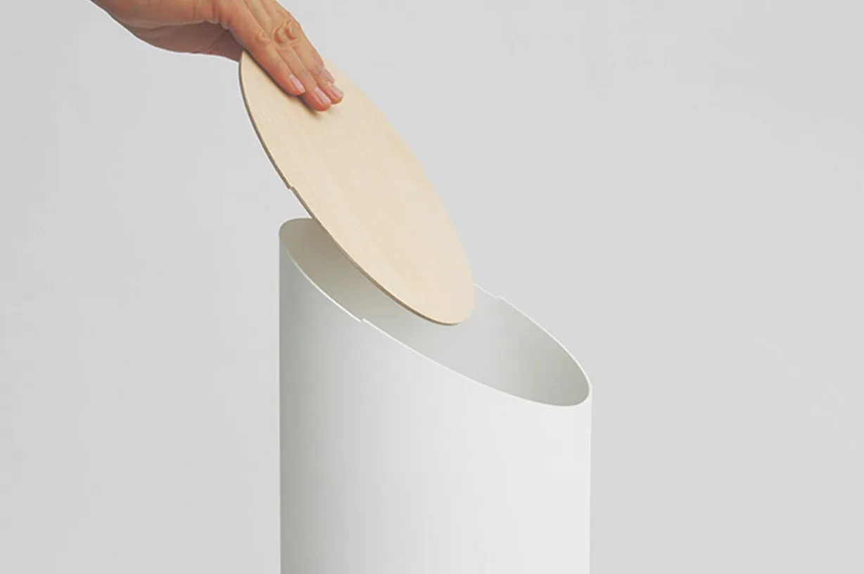 Swing Bin, une poubelle minimaliste par Shigeichiro Takeuchi — photo 2