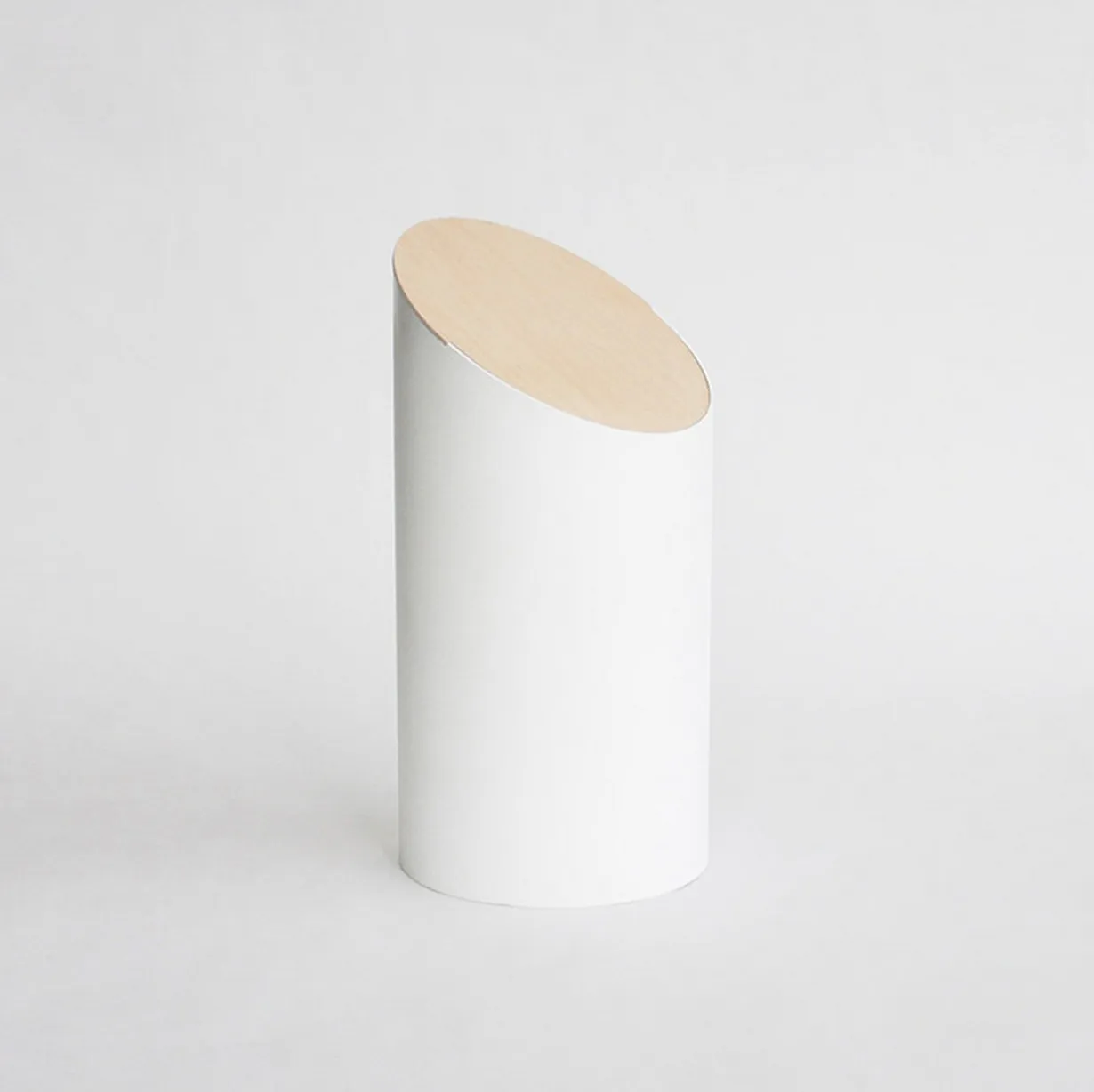 Swing Bin, une poubelle minimaliste par Shigeichiro Takeuchi — photo 5