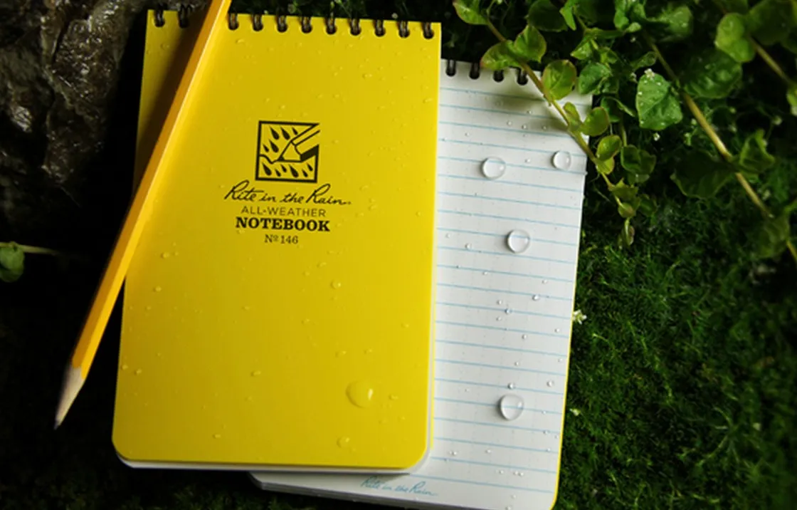 Un crayon et un carnet pour écrire sous la pluie — photo 2