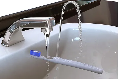 Brosse à dent avec système de rinçage intégré — photo 1