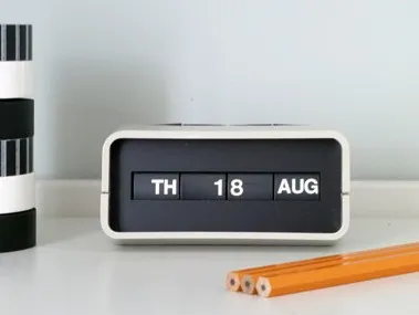 Retro Desk Calendar — photo 1
