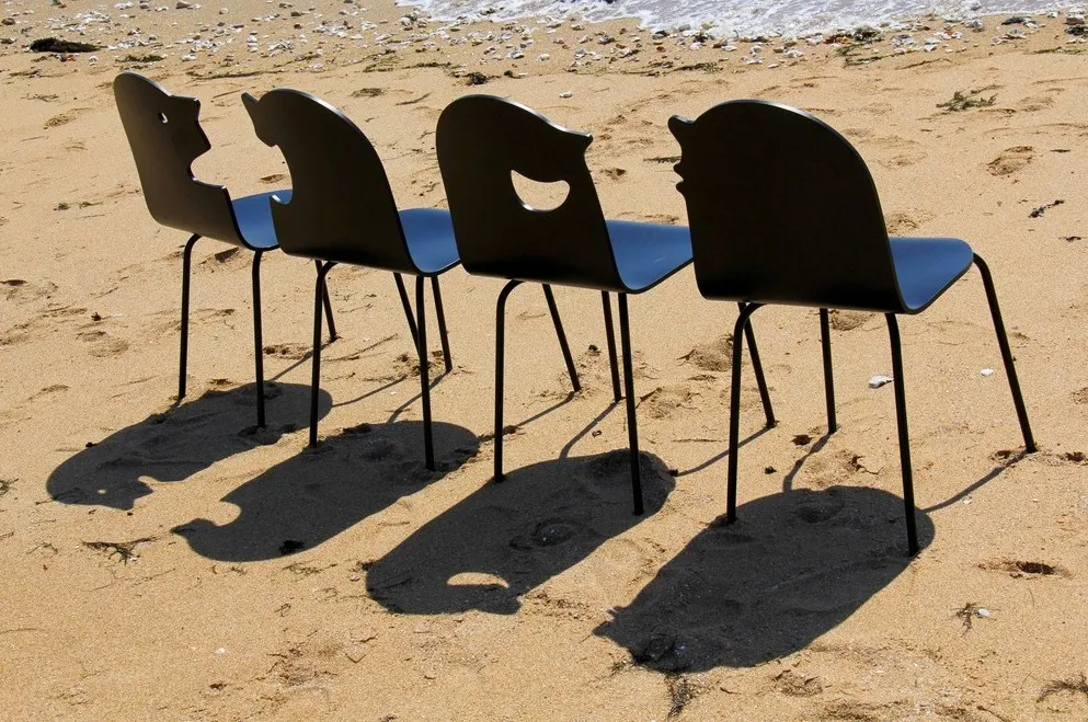Chaises Conversation's Pieces par Clo'e Floirat et Maria Jeglinska — photo 2