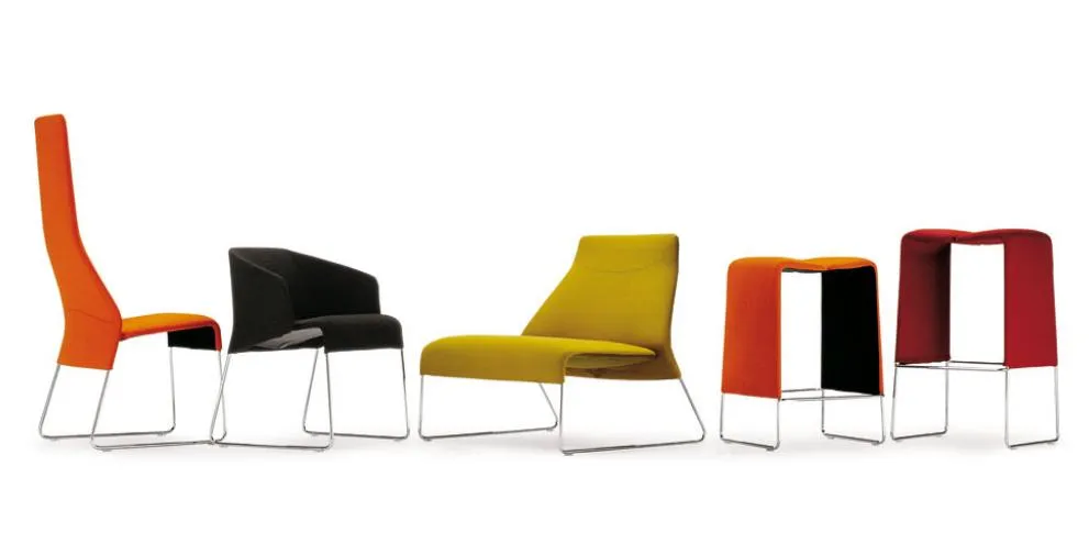 Chaises et fauteuils LAZY par Patricia Urquiola — photo 1