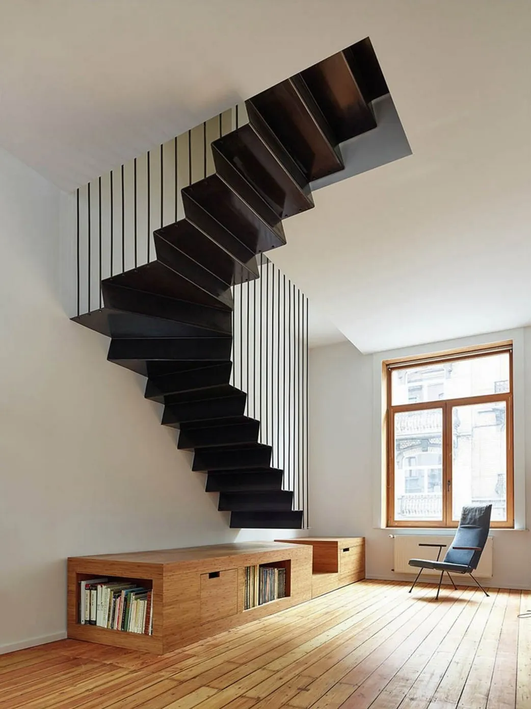 Superbe escalier suspendu en métal par Edouard Brunet et François Martens — photo 1