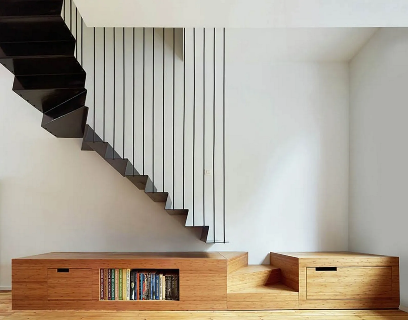 Superbe escalier suspendu en métal par  Edouard Brunet et François Martens — photo 2