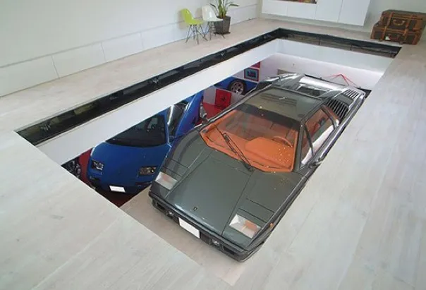 KRE House, une voiture dans le salon — photo 1