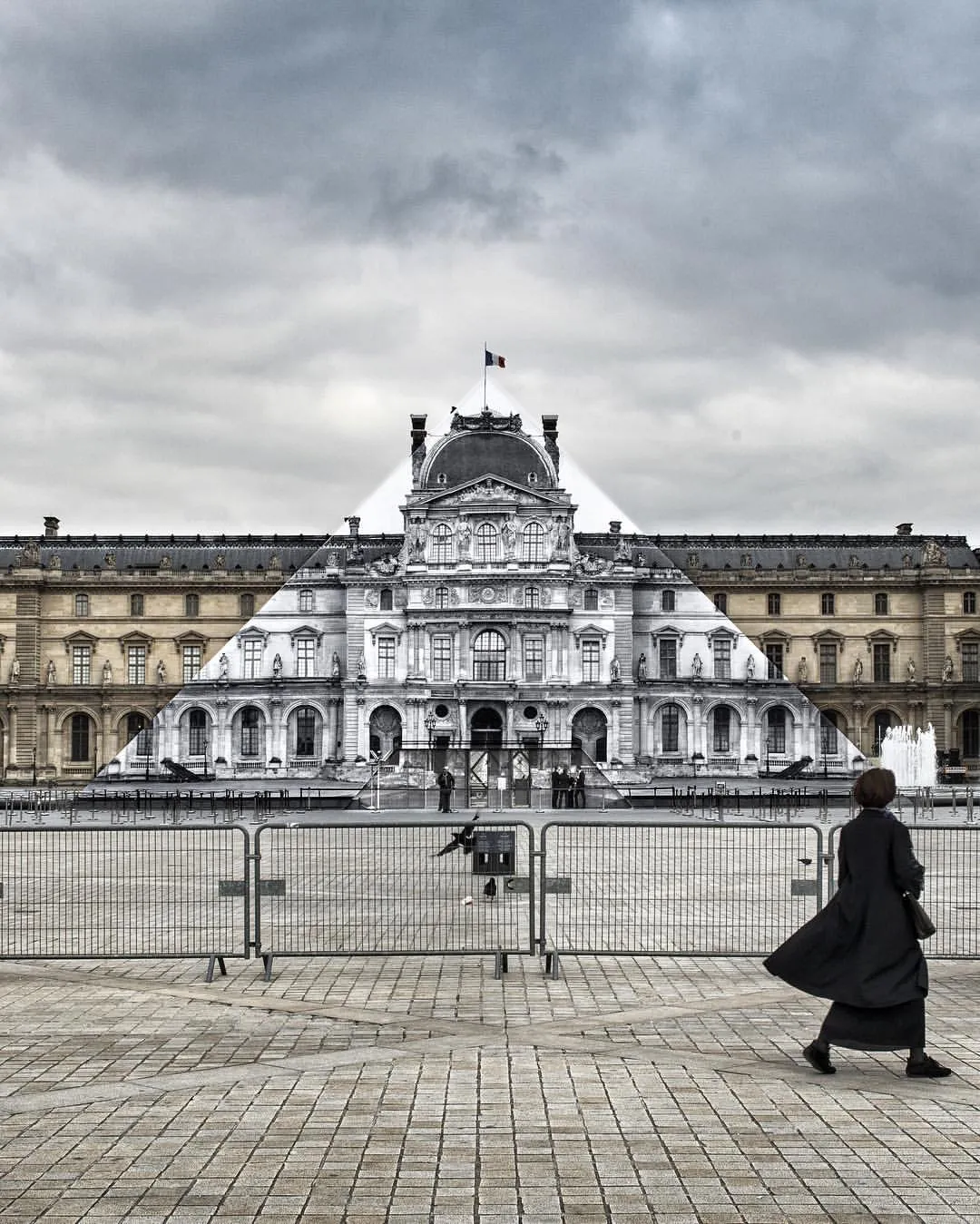 L'artiste JR fait disparaitre la pyramide du Louvre — photo 1