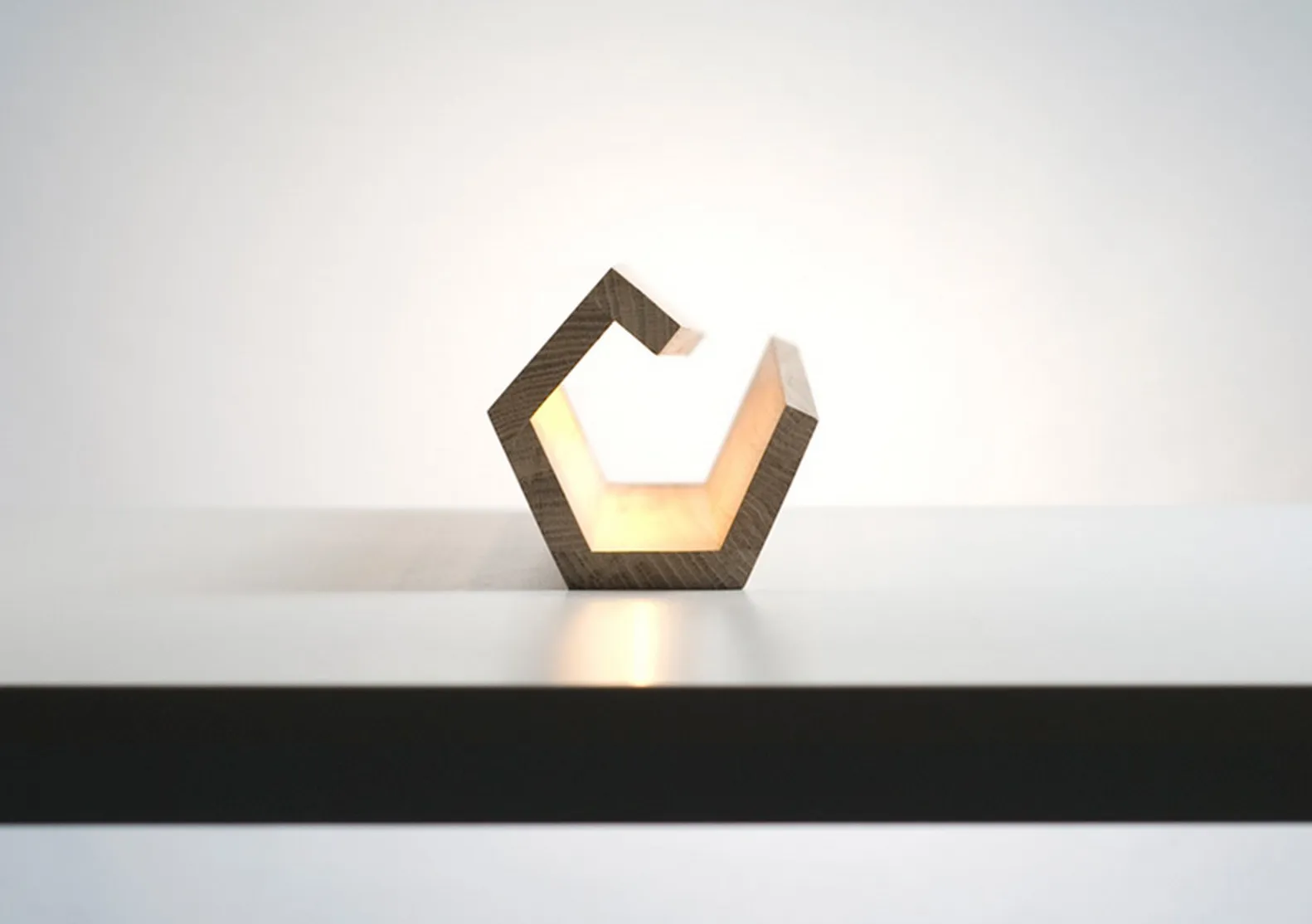 ELAGONE une belle lampe à poser sur le sol ou sur un bureau — photo 4
