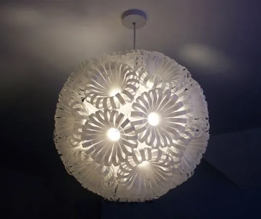 Lampe fabriquée avec des bouteilles recyclées
