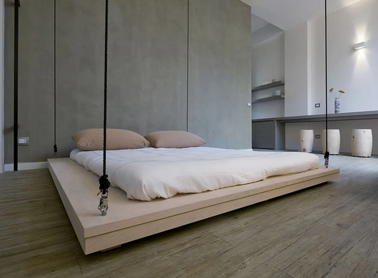 Un lit au plafond par Renato Arrigo — photo 1