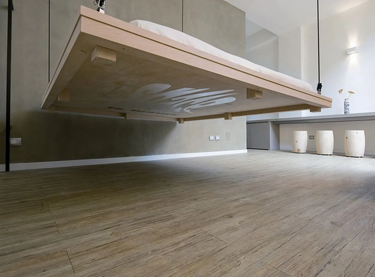 Un lit au plafond par Renato Arrigo — photo 2