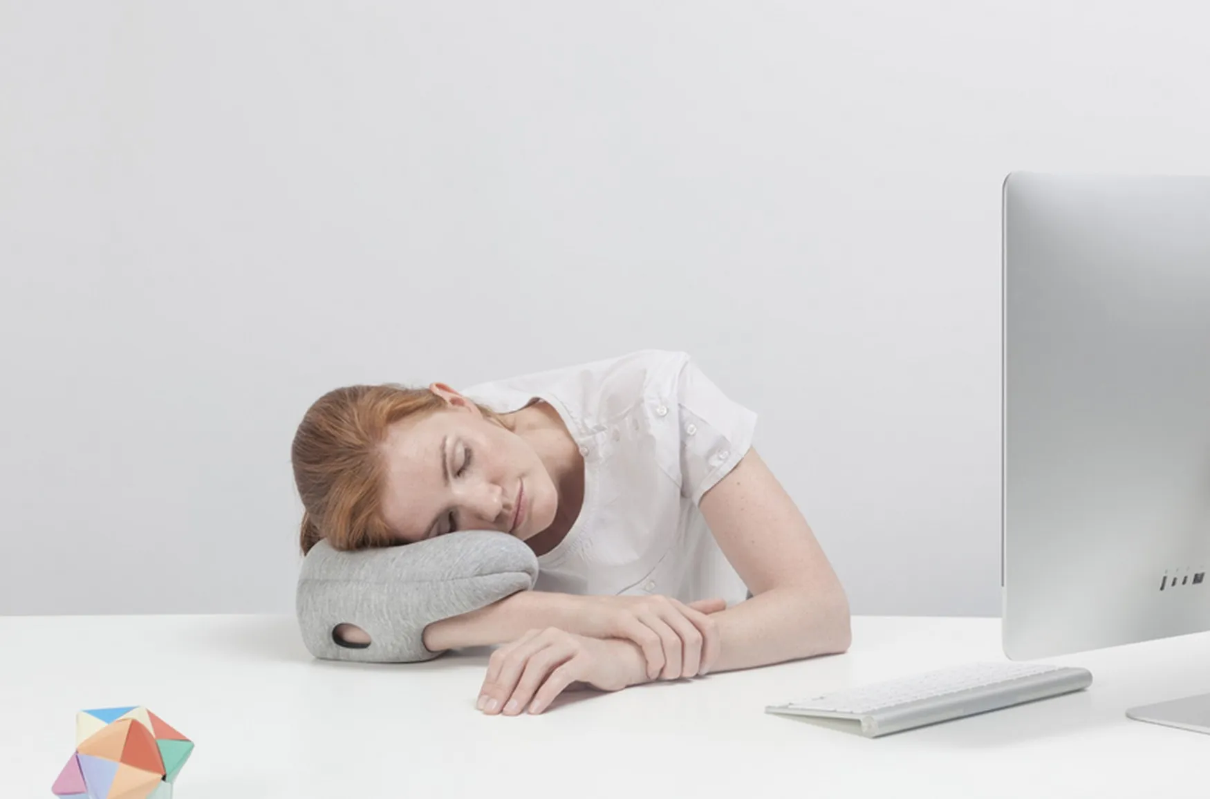 Ostrich Pillow Mini, un oreiller pour le bureau par Kawamura Ganjavian — photo 1