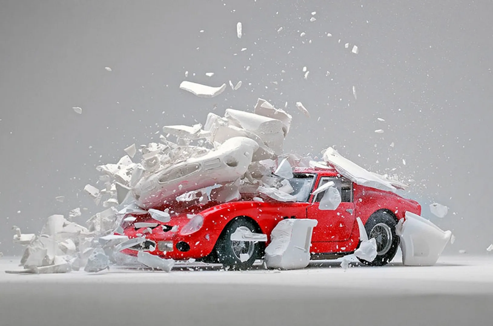 Fabian Oefner, Hatch and Disintegrating, des photos de voitures explosées en pièces — photo 1
