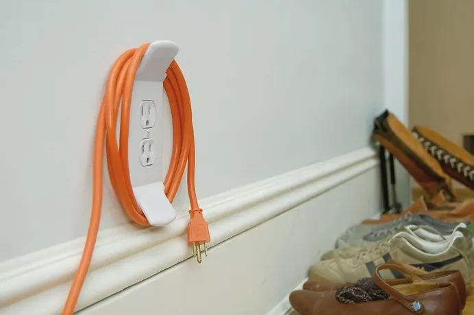 Plugs pour ne plus laisser trainer ses fils électriques par Karl Zahn — photo 2