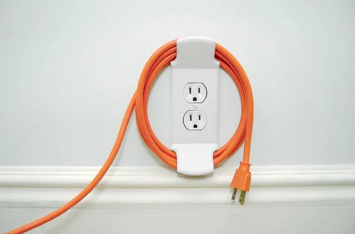 Plugs pour ne plus laisser trainer ses fils électriques par Karl Zahn — photo 1