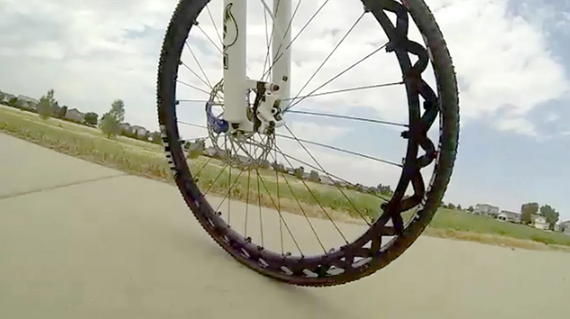 Fini les crevaisons avec cette roue de vélo sans chambre à air — photo 2