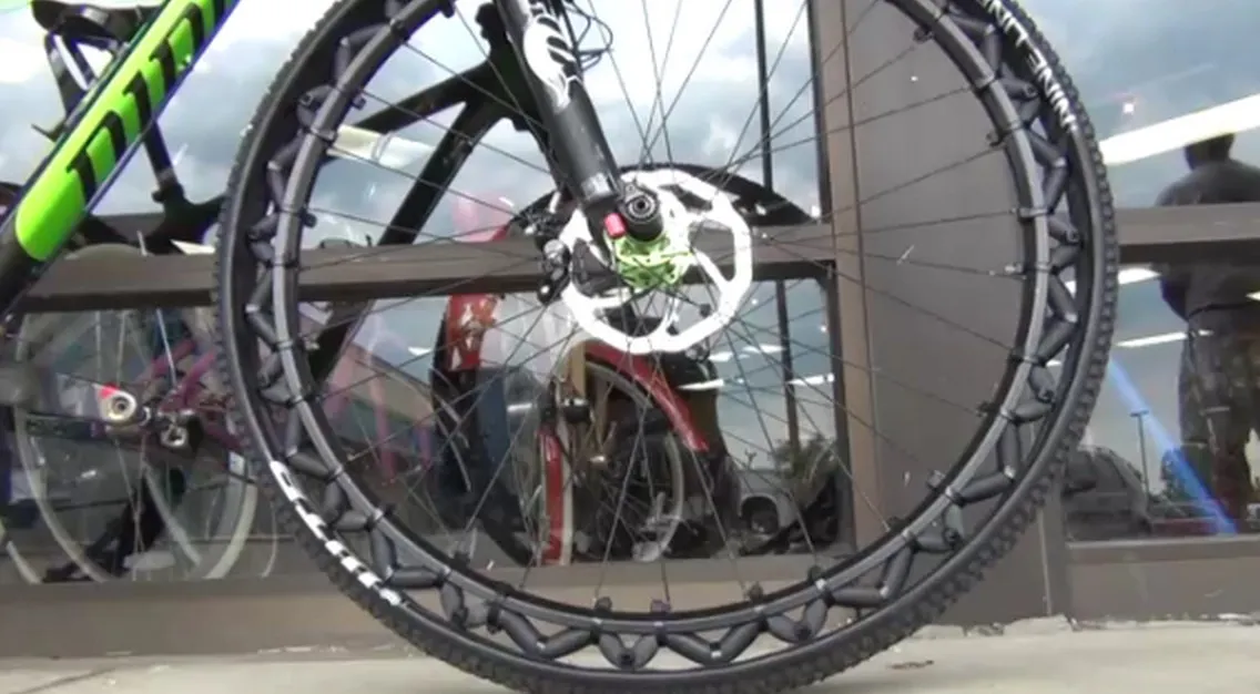 Fini les crevaisons avec cette roue de vélo sans chambre à air — photo 1
