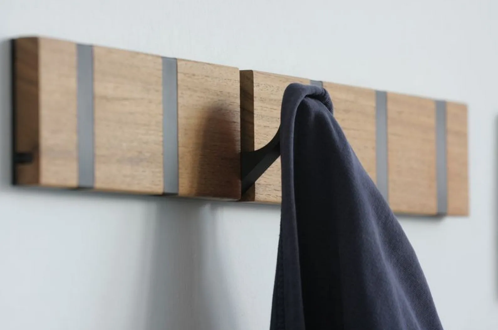 Porte-manteaux rétractable KNAX par Loca — photo 1