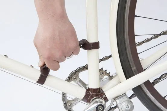 Sangle pour porter son vélo par Walnut Studiolo — photo 3
