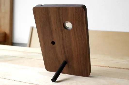 BaseStation en bois pour iphone 4 — photo 1